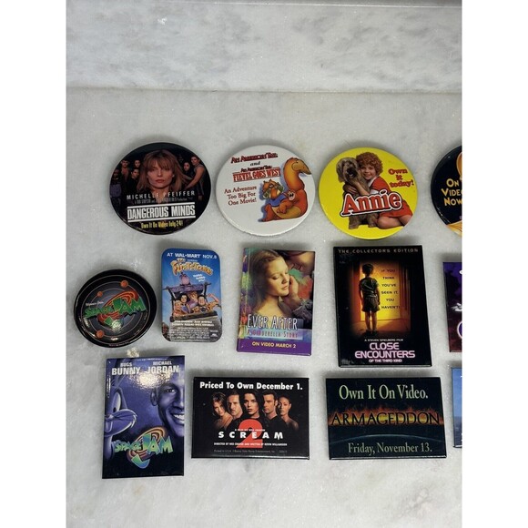 LOT OF 18 VINTAGE WALMART ADVERTISING PINS MOVIES - Picture 2 of 16